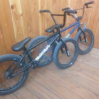 Spende von BMX-Rädern für den Dirtpark der AbenteuerHallenKalk